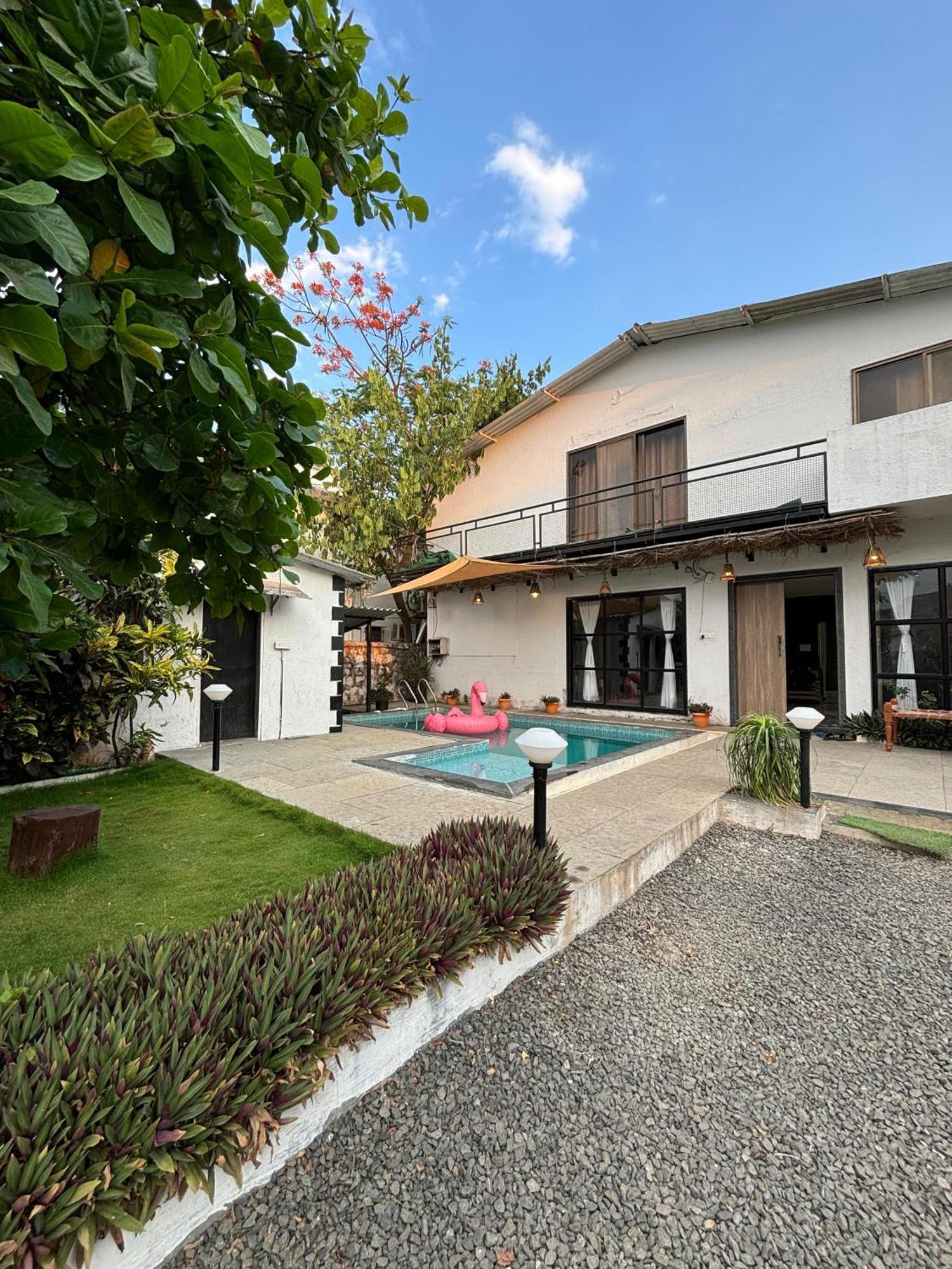 Villa Canvas & - *