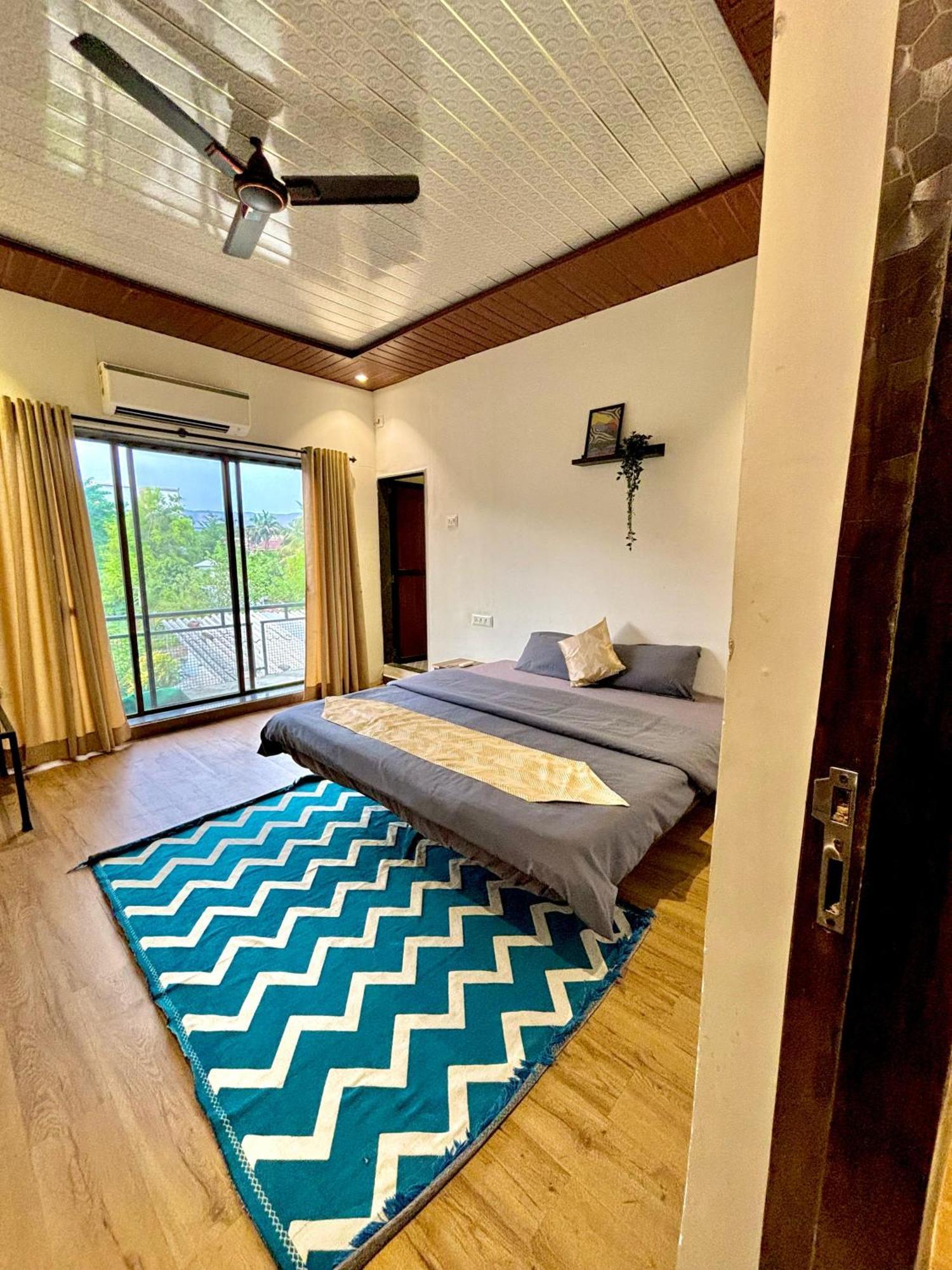 Villa Canvas & - *